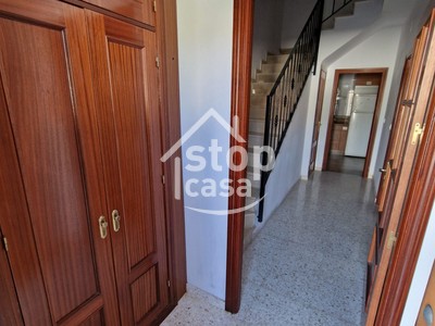 Casa en venta en Fernan Nuñez, Zona Baja, con 3 dormitorios, baño, aseo, 2 balcones y 2 terrazas