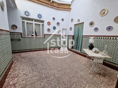 Casa en venta en Fernan Nuñez, Cercano Al Ayuntamiento, con 4 dormitorios, baño, trastero y 2 terrazas