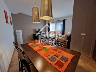 Casa en venta en Fernan Nuñez, Zona Baja, con 3 dormitorios, baño, aseo, plaza de garaje, 3 balcones y terraza