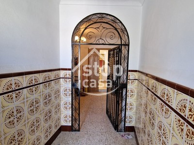 Casa en venta en Fernan Nuñez, con 4 dormitorios, baño, trastero, balcón y 3 terrazas