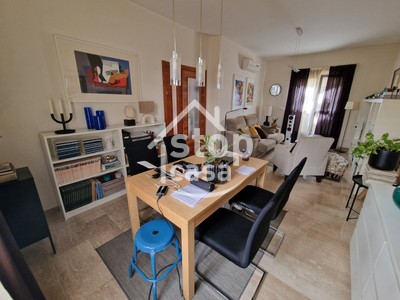 Casa en venta en Fernan Nuñez, con 3 dormitorios, baño, aseo, plaza de garaje y terraza