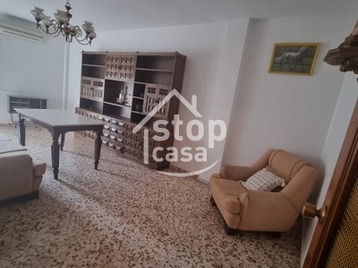 Piso en venta en Fernan Nuñez, con 3 dormitorios, baño, aseo, trastero y terraza