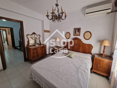 Casa en alquiler en Fernan Nuñez, Cerca De La Zona Comercial, con 3 dormitorios, 2 baños, aseo, balcón y 2 terrazas