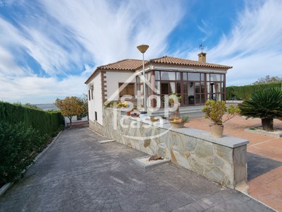 Chalet en venta en Fernan Nuñez, 1 Kilómetro Del Pueblo, con 5 dormitorios, 3 baños, plaza de garaje y 3 terrazas