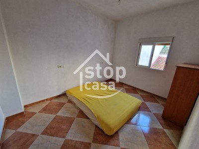 Casa en venta en Fernan Nuñez, Cerca Del Parque, con 4 dormitorios, baño y terraza