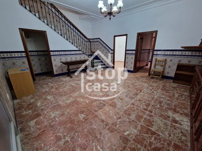 Casa en venta en Fernan Nuñez, con 7 dormitorios, 3 baños, plaza de garaje, trastero, balcón y 4 terrazas