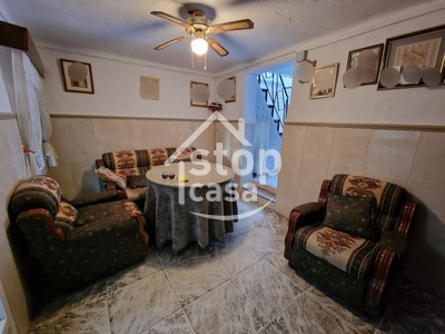 Casa en venta en Fernan Nuñez, Cerca Avd Juan Carlos I, con 4 dormitorios, baño, aseo, trastero y 3 terrazas