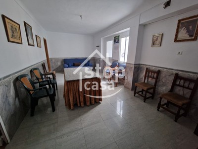 Casa en venta en Fernan Nuñez, Zona Tranquila, con 9 dormitorios, 3 baños, trastero, balcón y 4 terrazas