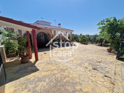 Chalet en venta en Fernan Nuñez, Barrio El Mono, con 3 dormitorios, 3 baños, plaza de garaje, trastero, terraza y terreno