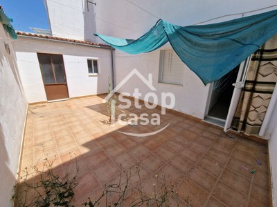 Casa en venta en La Rambla, Cerca De La Redonda, con 4 dormitorios, baño, trastero, 2 balcones y 2 terrazas