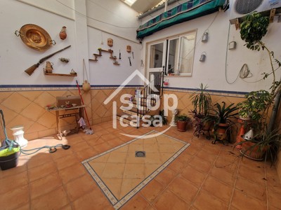 Casa en venta en Fernan Nuñez, Zona Baja, con 4 dormitorios, 2 baños, plaza de garaje, 2 balcones y 2 terrazas