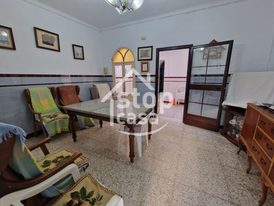 Casa en venta en Fernan Nuñez, Cerca De La Zona Comercial, con 4 dormitorios, baño, trastero y 3 terrazas