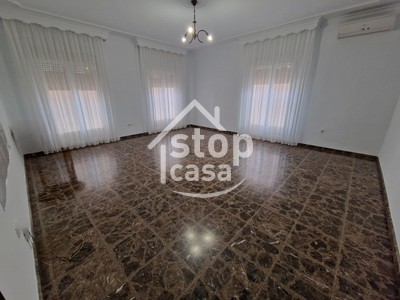 Casa en venta en La Rambla, Entrada Del Pueblo, con 5 dormitorios, 2 baños, 5 plazas de garaje, trastero, 2 terrazas y terreno
