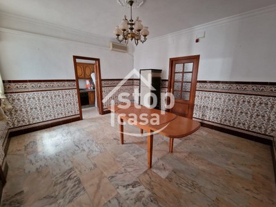 Piso en venta en Fernan Nuñez, Zona Centro, con 3 dormitorios, baño, aseo, trastero y 2 terrazas