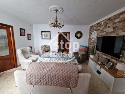 Piso en venta en Fernan Nuñez, Zona Centro, con 4 dormitorios, baño, trastero y 2 balcones