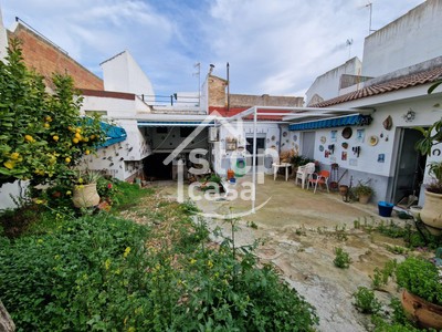 Casa en venta en Fernan Nuñez, Zona Baja, con 6 dormitorios, 3 baños, plaza de garaje, trastero, balcón y 2 terrazas