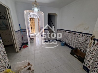 Casa en venta en Fernan Nuñez, Cerca De La Zona Comercial, con 6 dormitorios, baño, plaza de garaje, trastero y 2 balcones