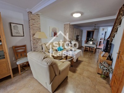 Casa en venta en Fernan Nuñez, Zona Baja, con 3 dormitorios, 2 baños, trastero y 2 balcones