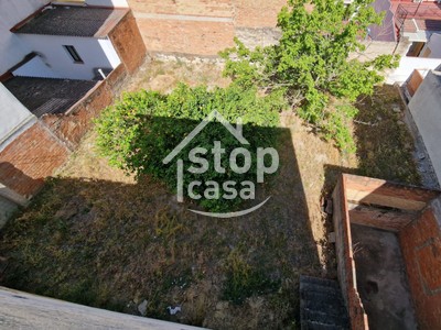 Casa en venta en Fernan Nuñez, Zona Alta, con 4 dormitorios, baño, aseo, plaza de garaje, trastero, balcón y 3 terrazas