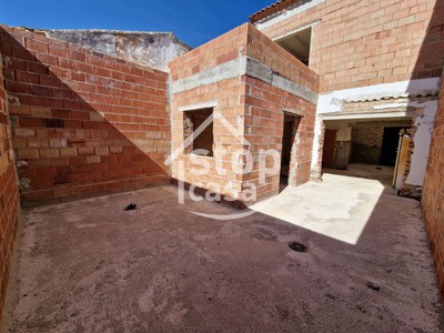 Casa en venta en Fernan Nuñez, Cerca De La Zona Comercial, con 5 dormitorios, 3 baños, trastero y 4 terrazas