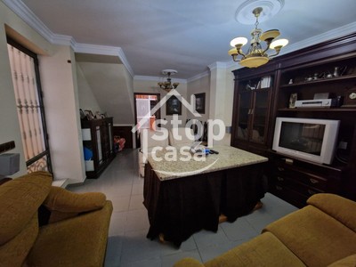 Casa en alquiler en Fernan Nuñez, Cercano Al Ayuntamiento, con 3 dormitorios, baño, aseo, plaza de garaje, 2 balcones y terraza