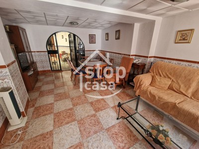 Casa en venta en Fernan Nuñez, Zona Baja, con 6 dormitorios, baño, aseo, balcón y 2 terrazas