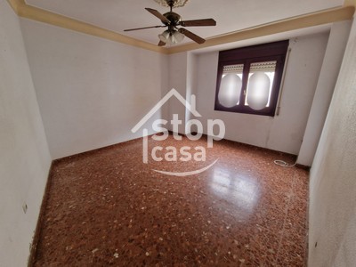 Piso en venta en Fernan Nuñez, Zona Comercial, con 4 dormitorios, baño, aseo, trastero, balcón y terraza