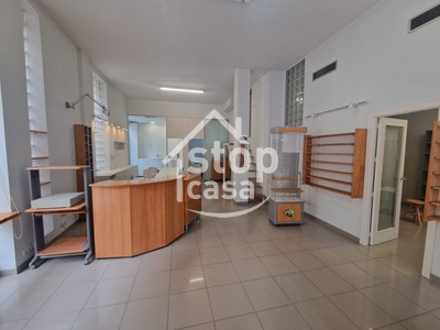 Locales en alquiler en Fernan Nuñez, Zona Comercial, con baño