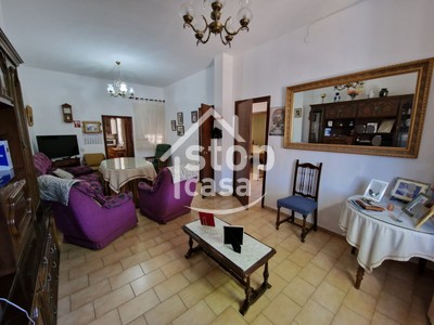 Casa en venta en Montilla, Zona Baja, con 3 dormitorios, baño, trastero y 2 terrazas