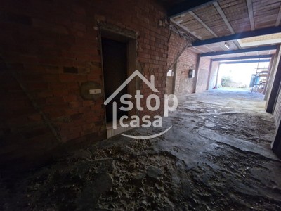 Locales en venta en Fernan Nuñez, Cerca De La Zona Comercial, con baño