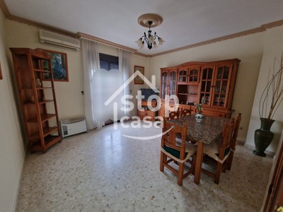 Piso en venta en Fernan Nuñez, Zona Comercial, con 3 dormitorios, baño, aseo, trastero, 2 balcones y terraza