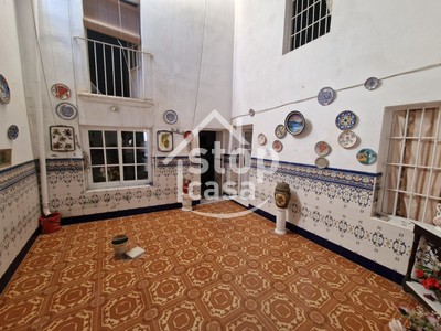 Casa en venta en Fernan Nuñez, Cerca Del Centro, con 6 dormitorios, baño, trastero, 2 balcones y 3 terrazas