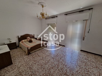 Casa en venta en Fernan Nuñez, Zona Alta, con 5 dormitorios, 2 baños, trastero, 2 balcones y 2 terrazas