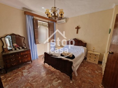 Casa en venta en Fernan Nuñez, Zona Alta, con 4 dormitorios, baño, trastero, 2 balcones y 3 terrazas