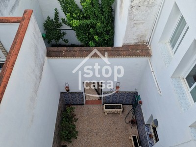 Casa en venta en Fernan Nuñez, Baja, con 3 dormitorios, baño, plaza de garaje, trastero, 2 balcones y 3 terrazas