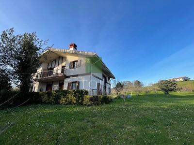 Chalet en venta en Urduliz, con 4 dormitorios, 3 baños, 2 plazas de garaje y terreno