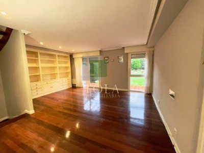 Chalet en venta en Urduliz, con 4 dormitorios, 2 baños, aseo, 2 plazas de garaje, trastero y 2 balcones