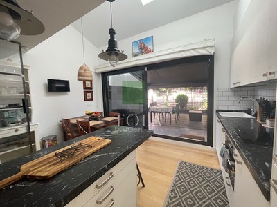 Chalet en venta en Sopelana, con 3 dormitorios, 2 baños, plaza de garaje, 2 terrazas y terreno