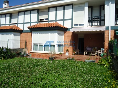 Chalet en venta en Santurtzi, con 5 dormitorios, 2 baños, aseo, plaza de garaje, 2 balcones y terreno