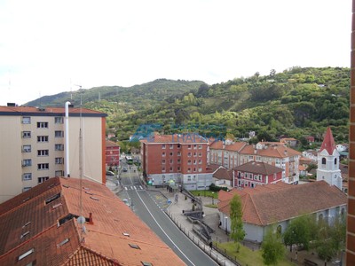 Piso en venta en Ortuella, con 3 dormitorios, baño, aseo y 2 balcones