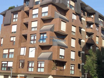 Piso en venta en Ortuella, con 3 dormitorios, baño, aseo y 2 balcones