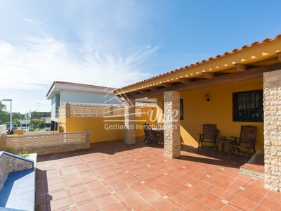 Chalet en venta en Telde, Piletillas, con 3 dormitorios, 2 baños, plaza de garaje, terraza y terreno