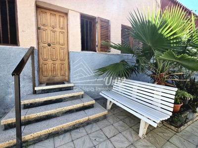 Casa en venta en Las Palmas De Gran Canaria, Altavista, con 5 dormitorios, 2 baños, trastero y terraza