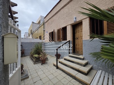 Casa en venta en Las Palmas De Gran Canaria, Altavista, con 5 dormitorios, 2 baños, trastero y terraza