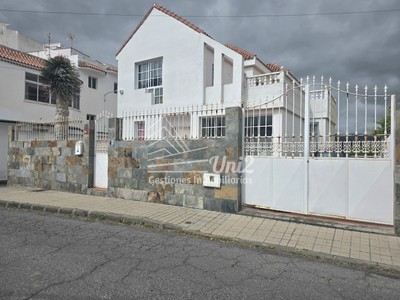Chalet en venta en Las Palmas De Gran Canaria, Almatriche, con 5 dormitorios, 2 baños, 3 plazas de garaje, trastero, terraza y terreno