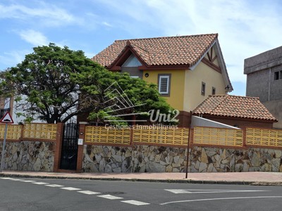 Casa en venta en Santa Lucía De Tirajana, La Blanca, con 5 dormitorios, 3 baños, 3 plazas de garaje, trastero, 2 balcones, terraza y terreno
