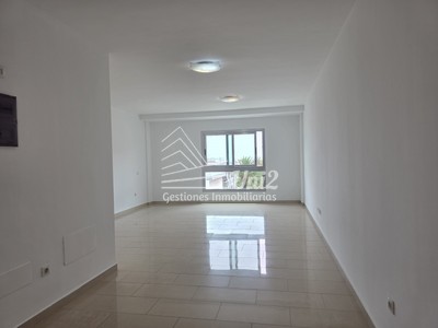 Piso en venta en Telde, Arnao, con 3 dormitorios, 2 baños y plaza de garaje