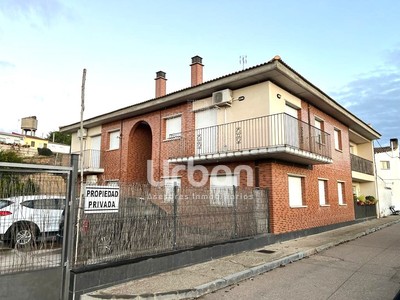 Piso en venta en Sariñena, con 2 dormitorios, baño y plaza de garaje