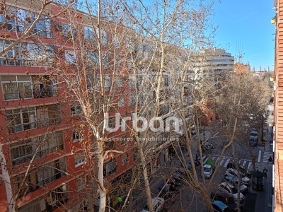 Piso en alquiler en Zaragoza, con 3 dormitorios, baño y 2 balcones