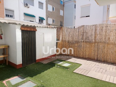 Piso en venta en Zaragoza, Delicias, con 3 dormitorios, baño, trastero y balcón